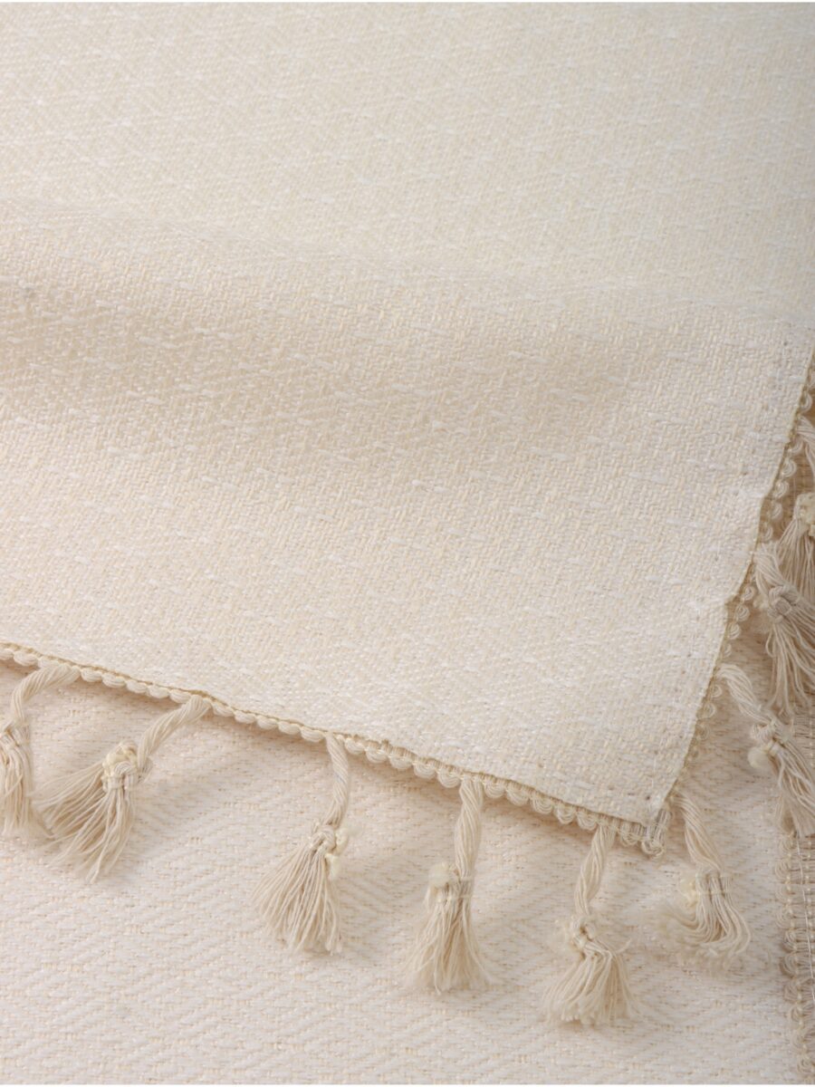 Прямоугольная кремовая скатерть с текстурным переплетением и кисточками по краю для праздничного декора стола Кремовая текстурная скатерть с бахромой из кисточек из полиэстера для украшения стола