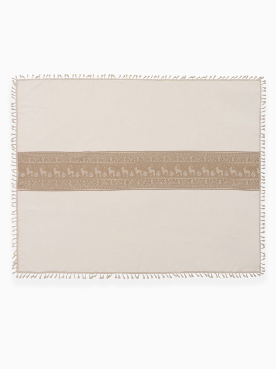 Новогодняя скатерть с оленями и орнаментом для праздничного украшения стола Скатерть прямоугольная с новогодним рисунком, изображающим оленей и снежные орнаменты, с бахромой на краях