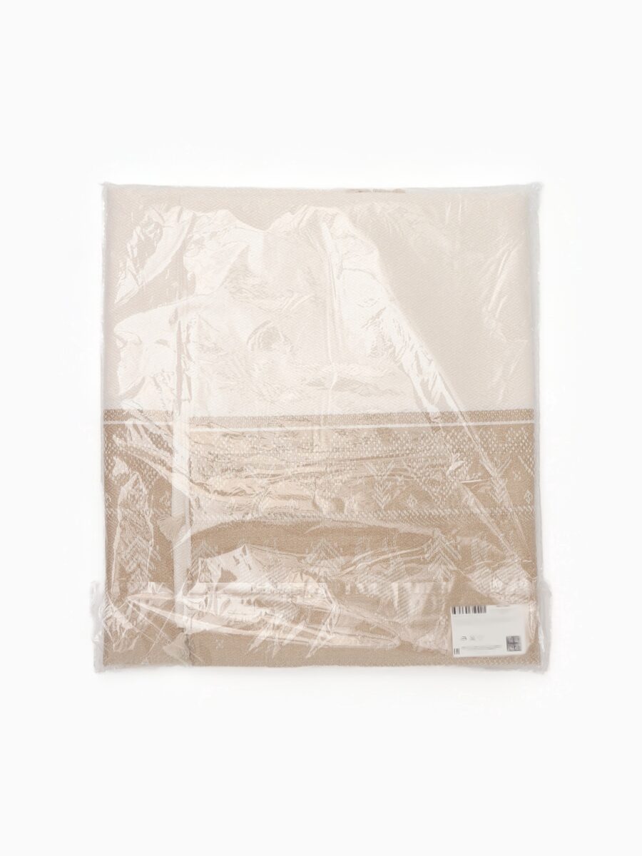 Новогодняя скатерть с рисунком оленей 140×200 см для праздничного украшения стола Светлая новогодняя скатерть 140×200 см с узором оленей и снежинок, упакованная в прозрачный пакет