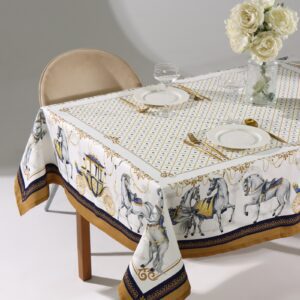 Классическая белая хлопковая скатерть с золотыми узорами, каретами и лошадьми, украшенная бордюром