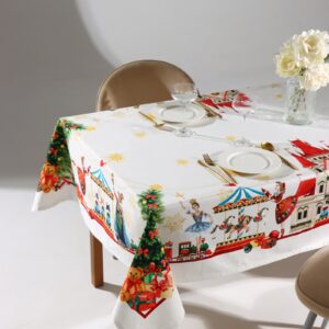 Хлопковая новогодняя скатерть с рисунком персонажей из сказки «Щелкунчик» и праздничным декором на столе