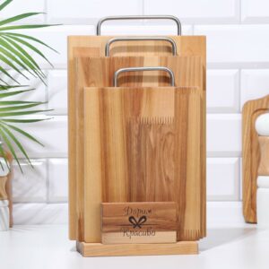 Набор деревянных разделочных досок в деревянной подставке, три разные прямоугольные доски с металлическими ручками для кухни