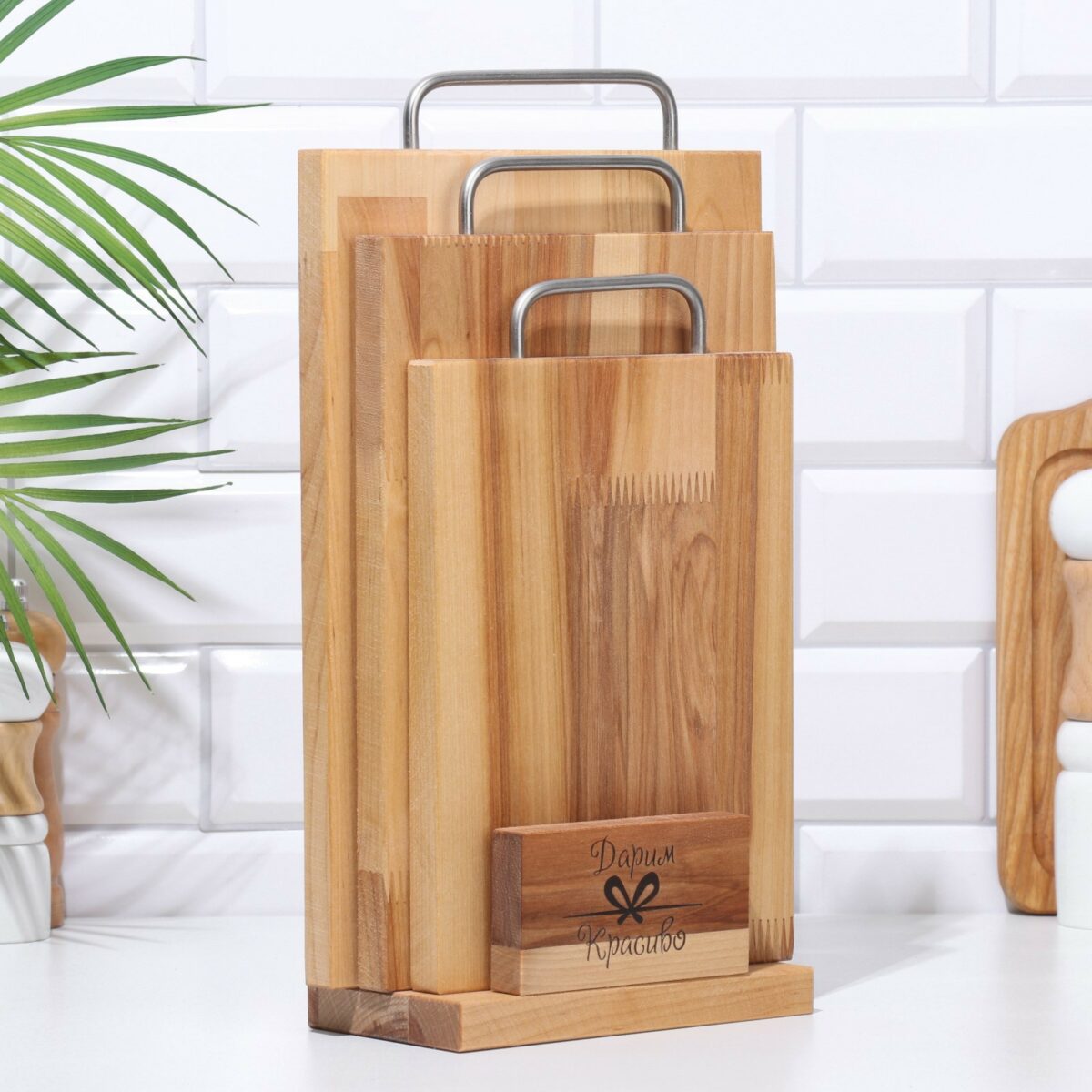 Набор деревянных разделочных досок для кухни на подставке, 3 прямоугольные доски разных размеров Набор кухонных разделочных досок из дерева с металлическими ручками и подставкой, 3 штуки