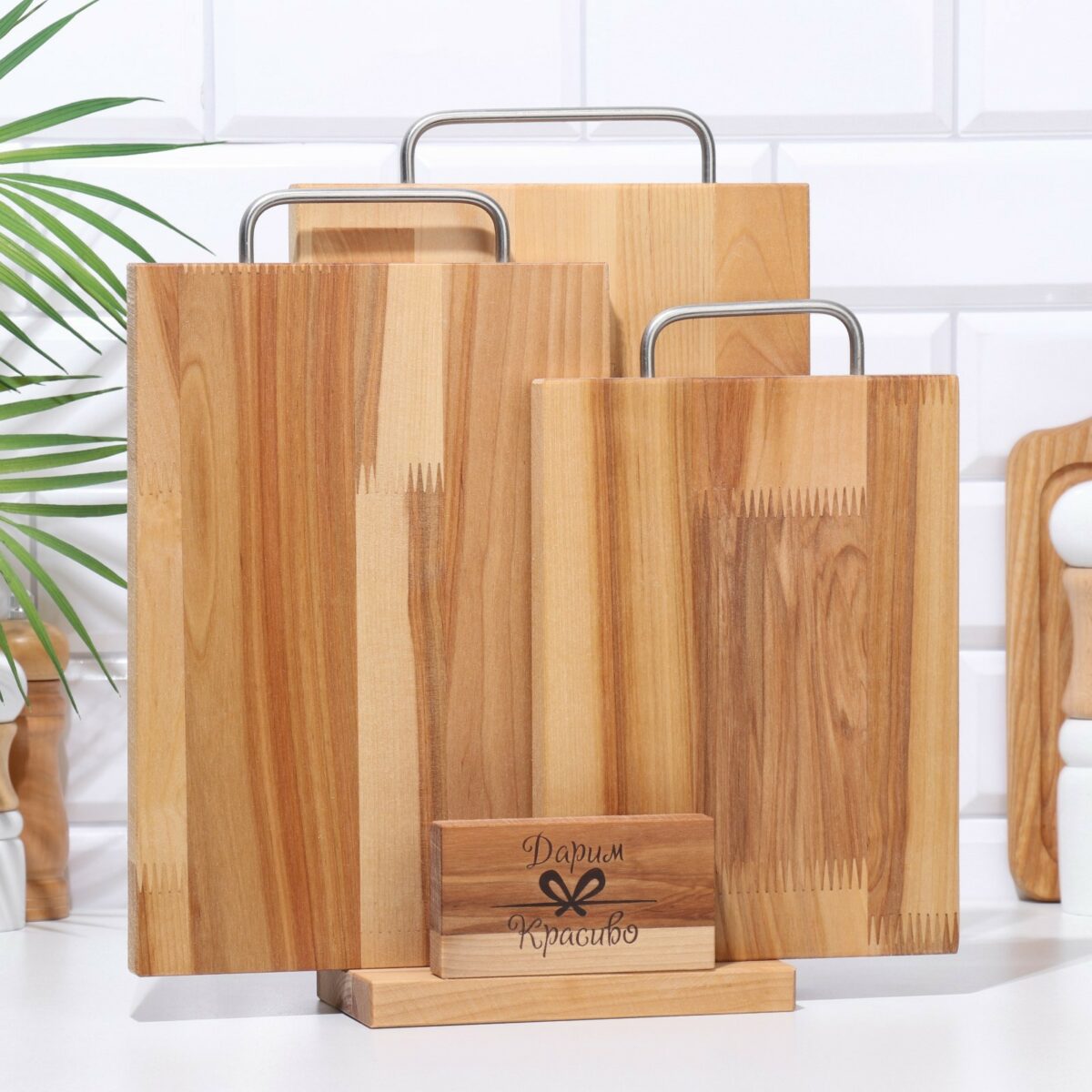 Набор деревянных кухонных разделочных досок с подставкой – 3 прямоугольные доски разных размеров Набор из трёх деревянных разделочных досок в комплекте с подставкой, удобные металлические ручки и стильный дизайн для кухни