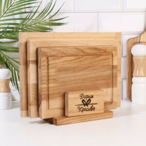 Набор разделочных досок из дерева: 3 прямоугольные доски разных размеров на подставке с бортиками, кухонный интерьер
