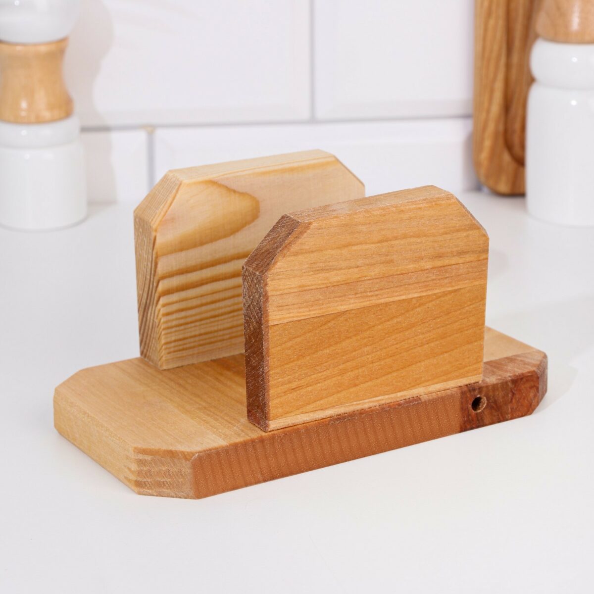 Набор из 3 деревянных разделочных досок прямоугольных форм разных размеров для кухни Набор разделочных досок из натурального дерева с различными размерами и прямоугольной формой, с видимой текстурой древесины и отверстиями для подвешивания