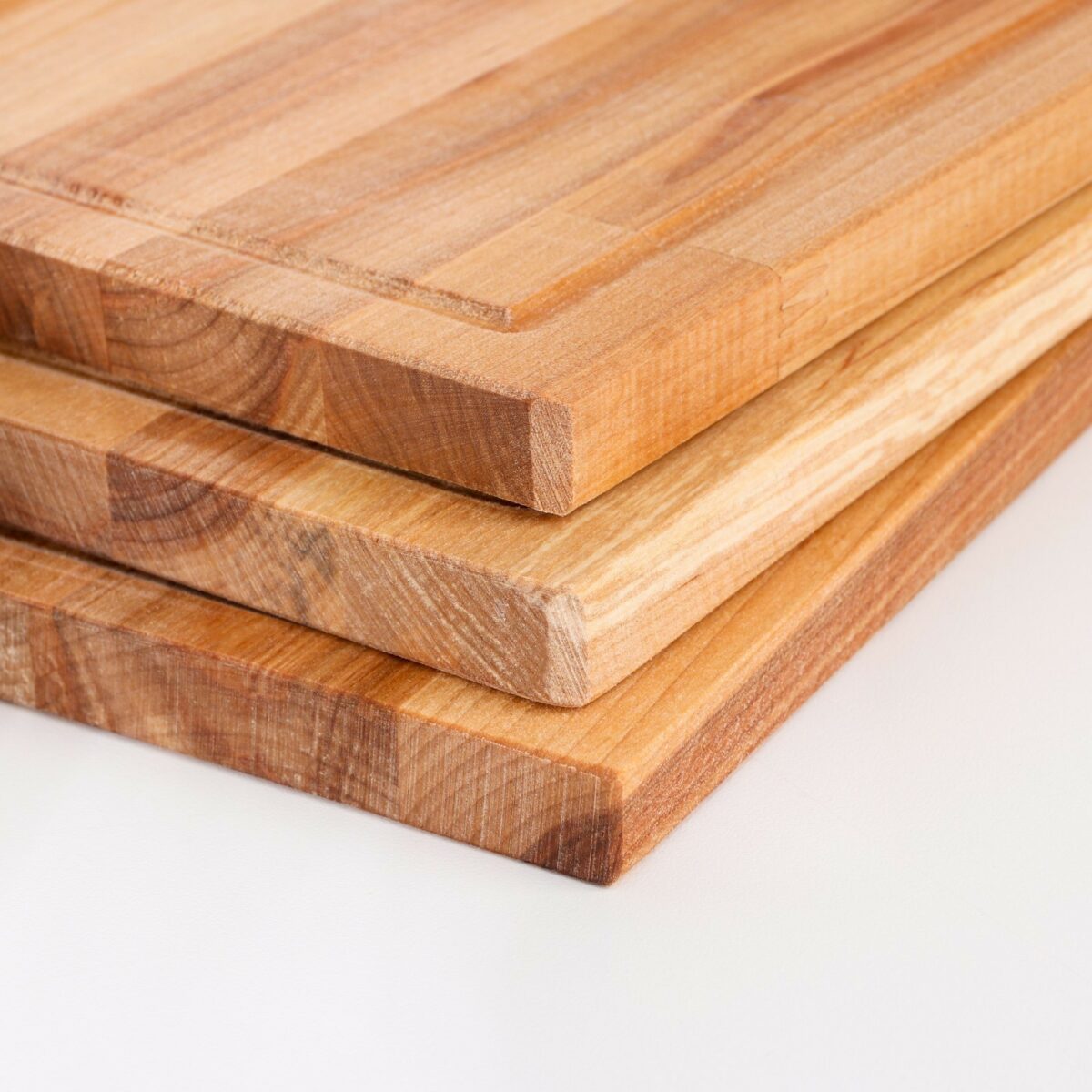 Набор разделочных досок из дерева прямоугольной формы — 3 шт разных размеров Три деревянные разделочные доски прямоугольной формы с гладкой текстурой и натуральным рисунком древесины