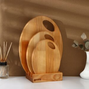 Набор из трёх деревянных разделочных досок овальной формы на подставке, выполненный из берёзы и пропитанный маслом для защиты