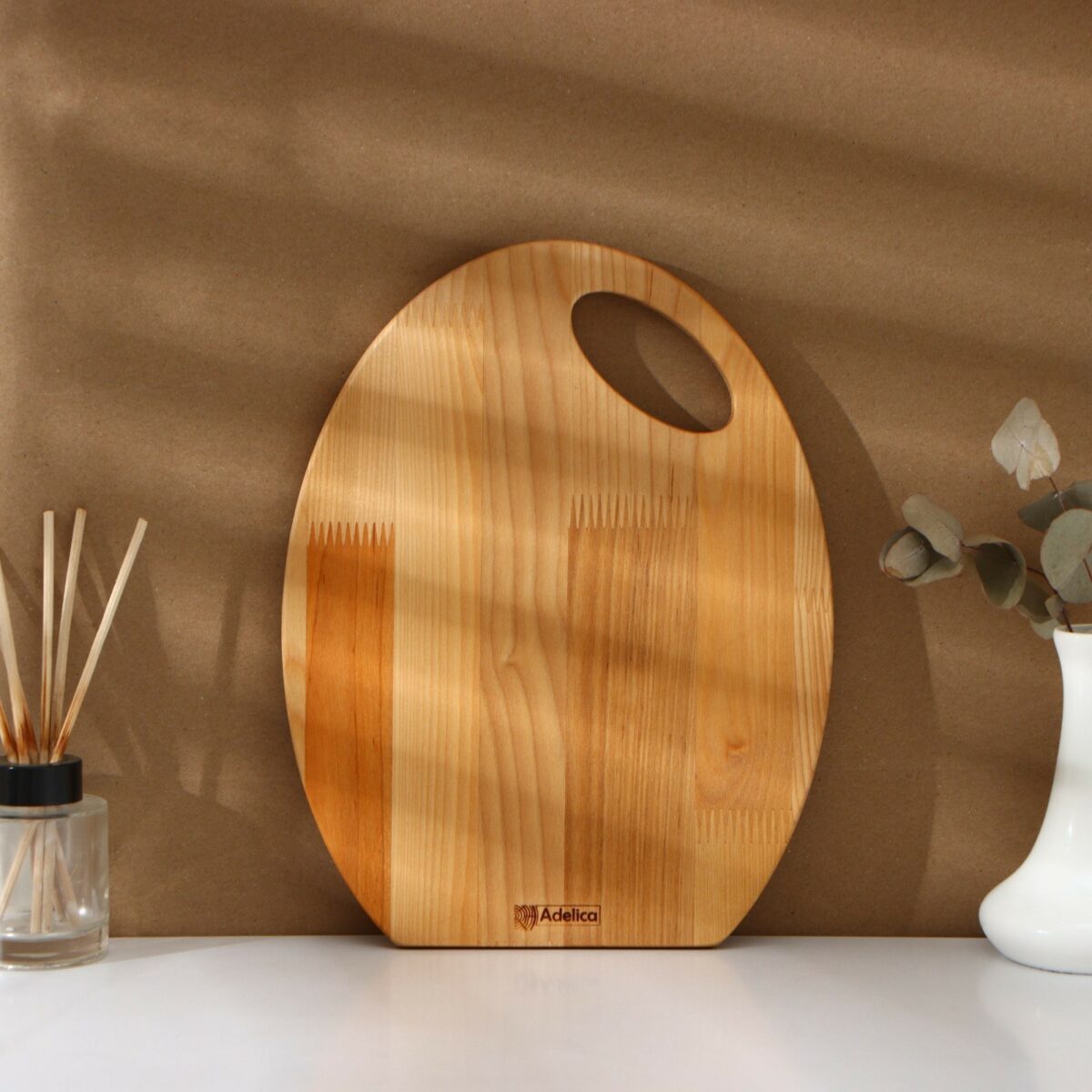 Набор деревянных разделочных досок из берёзы с удобным отверстием и природным узором Деревянная разделочная доска овальной формы из набора на подставке с текстурой берёзы и отверстием для подвешивания