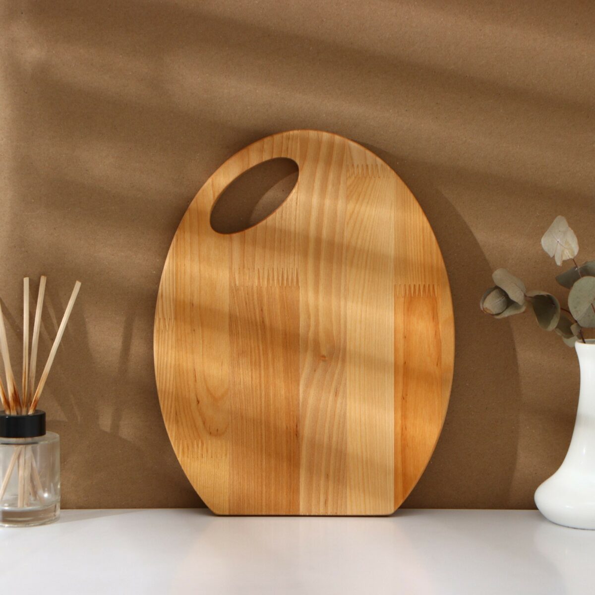 Деревянная разделочная доска овальной формы с обработкой минеральным маслом – часть набора для кухни Овальная деревянная разделочная доска с отверстием для подвешивания, обработанная минеральным маслом