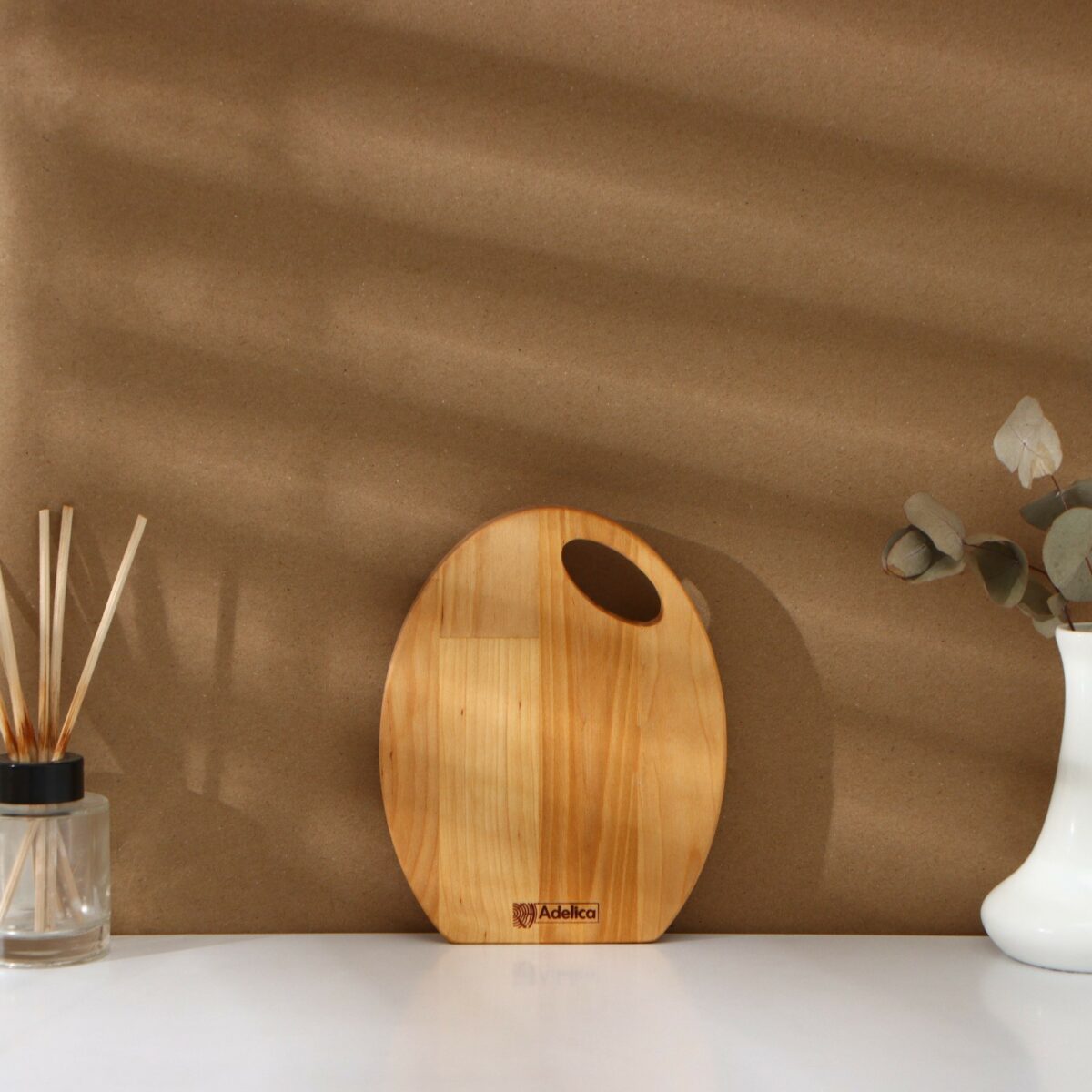 Набор деревянных разделочных досок из берёзы для кухни Деревянная овальная разделочная доска из берёзы с естественным рисунком древесины на нейтральном фоне