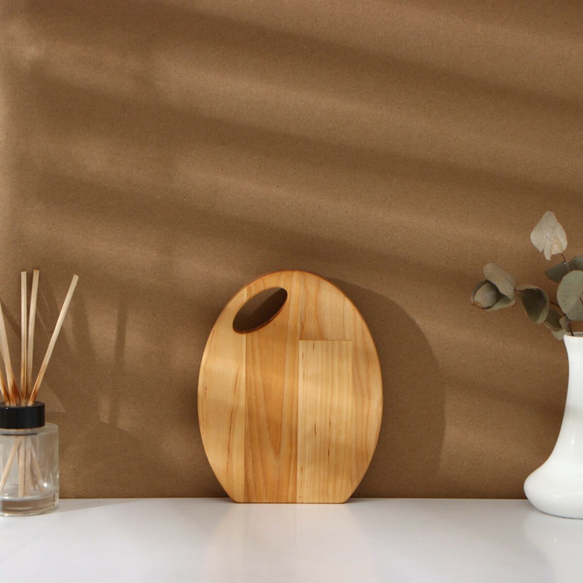 Деревянная разделочная доска из берёзы с пропиткой маслом — идеальная для кухни Овальная деревянная разделочная доска из берёзы с отверстиями для удобства, пропитанная маслом