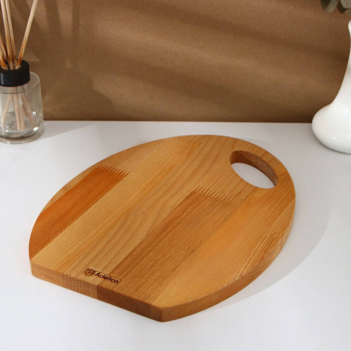 Набор деревянных разделочных досок из берёзы с пропиткой маслом на подставке Деревянная разделочная доска овальной формы из берёзы с отверстием для подвешивания, входящая в набор из 3 досок на подставке