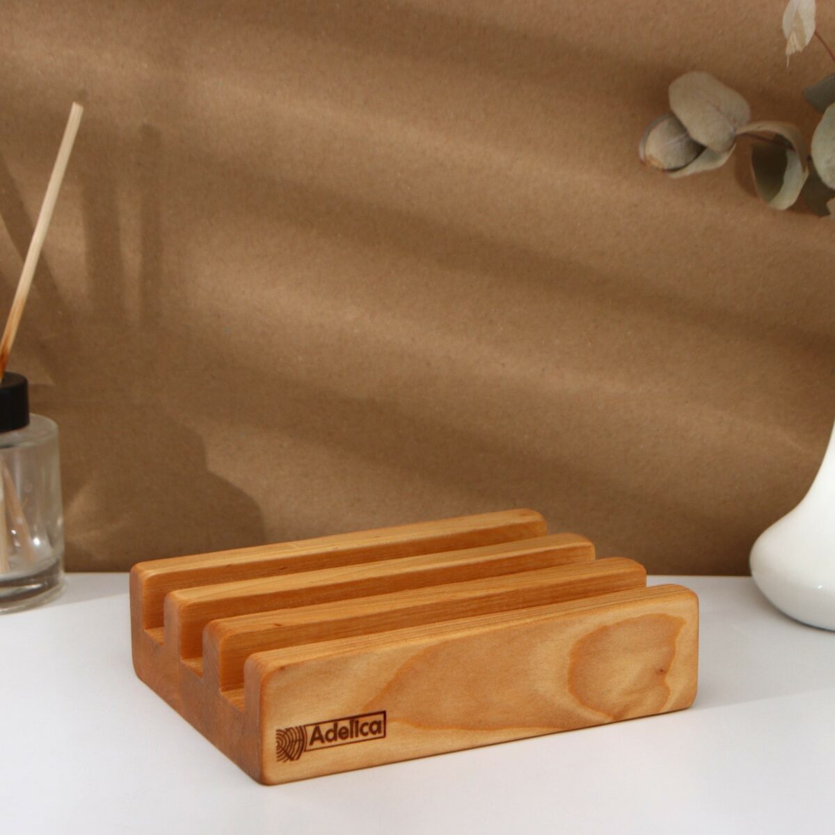 Подставка для набора деревянных разделочных досок из берёзы с 3 прорезями Светлая деревянная подставка для разделочных досок с 3 прорезями на белой столешнице