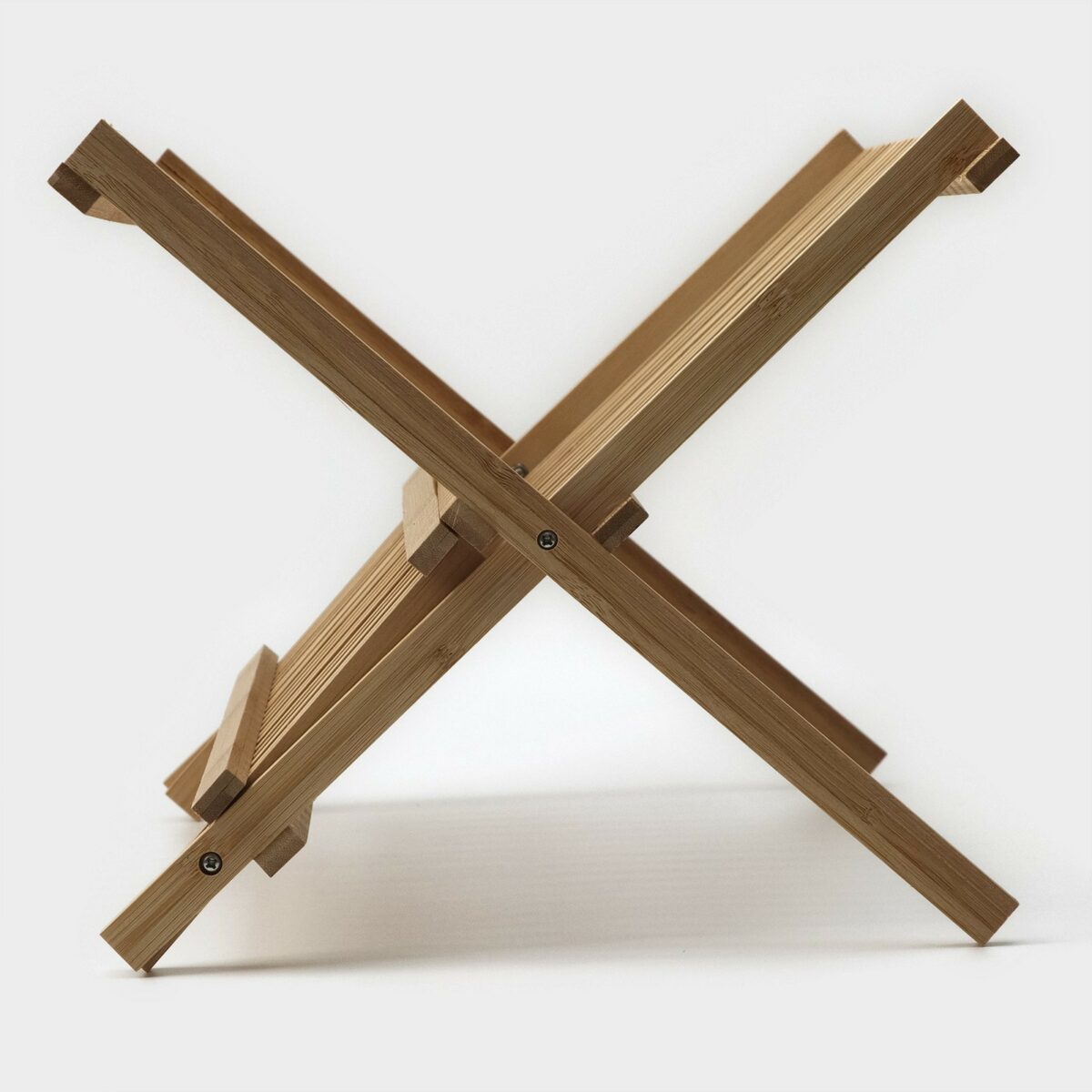 Двухъярусная бамбуковая сушилка для посуды 43×38 см с поддоном – компактный и экологичный выбор для кухни Складная бамбуковая сушилка для посуды с двумя ярусами размером 43×38 см, предназначенная для тарелок, чашек и кухонной утвари