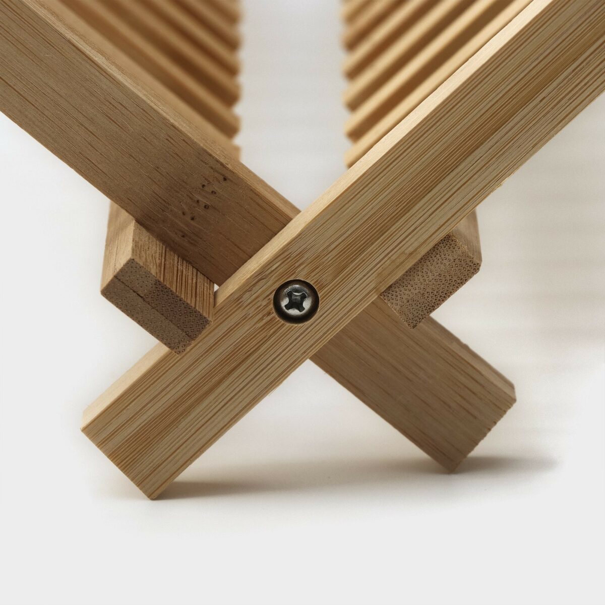 Энергономичная бамбуковая сушилка для посуды с устойчивой конструкцией и перекрещивающимися элементами Складная бамбуковая сушилка для посуды с перекрещивающимися элементами, соединенными металлическим винтом