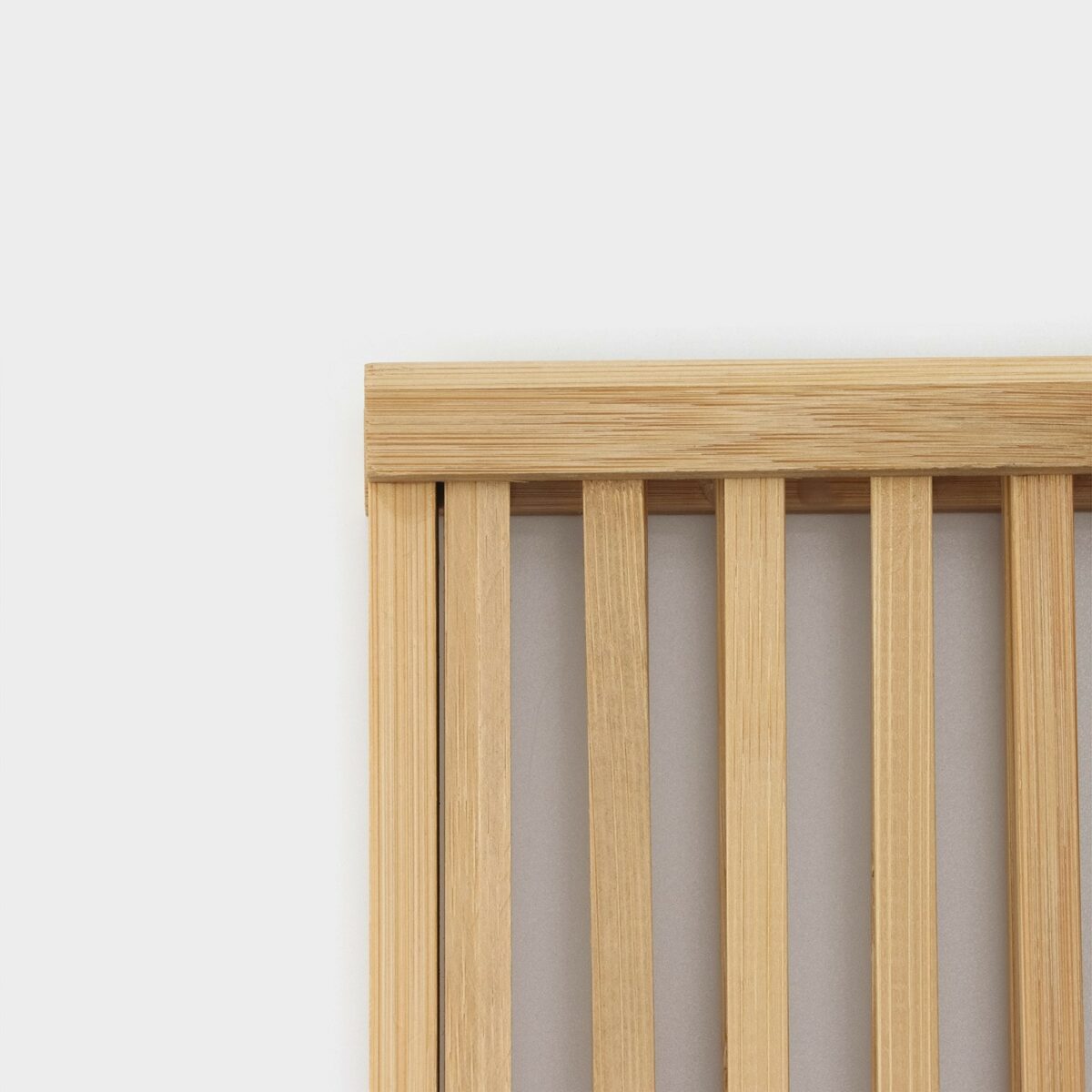 Деревянная бамбуковая сушилка для посуды с гладкой текстурой — компактное и экологичное решение для кухни Экологичная бамбуковая сушилка для посуды с вертикальными реями и гладкой поверхностью, идеально подходит для столовых приборов и кухонной утвари