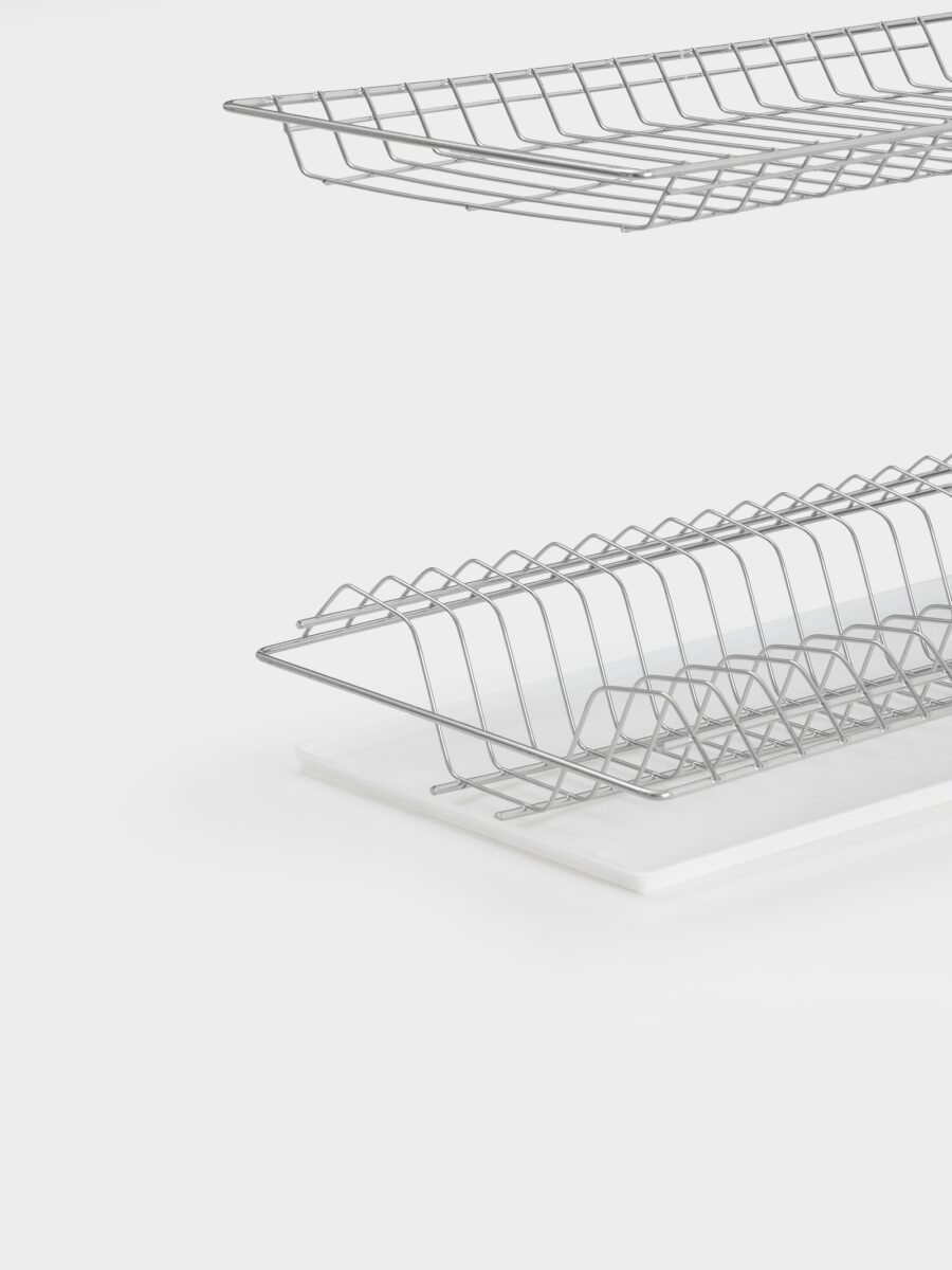 Многоярусная сушилка для посуды для шкафа 80 см с поддоном, хромированный металл и пластик Качественная сушилка для посуды с поддоном для кухонного шкафа шириной 80 см, металлическая конструкция и пластиковый съемный поддон