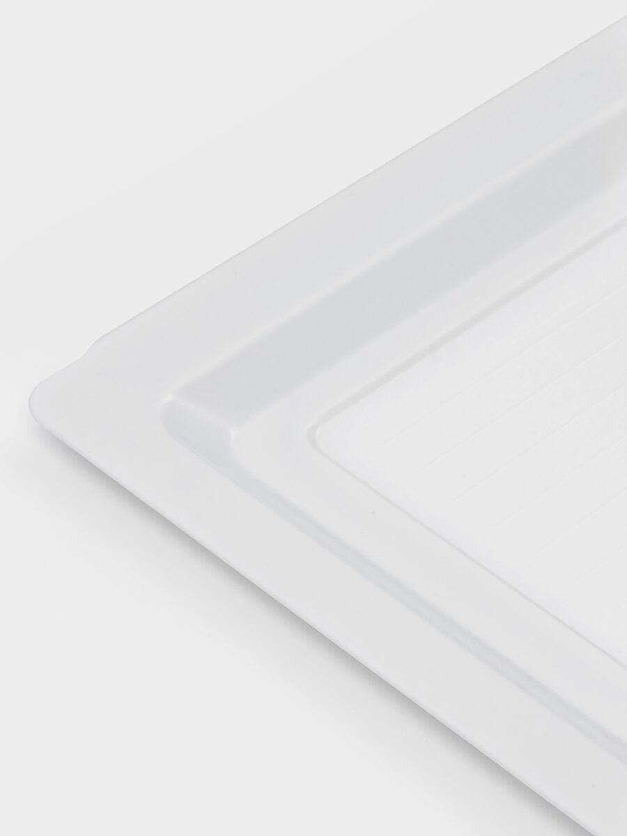 Белый поддон для сушилки для посуды с бортиками для шкафа Белый поддон для сушилки для посуды из матового материала с углублениями для стока воды