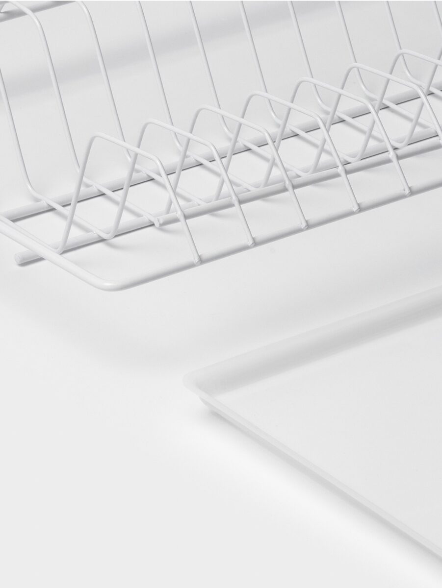 Белая двухъярусная сушилка для посуды с поддоном глубиной 25.6 см для установки в шкаф Белая сушилка для посуды с пластиковым поддоном для шкафа шириной 56.5 см