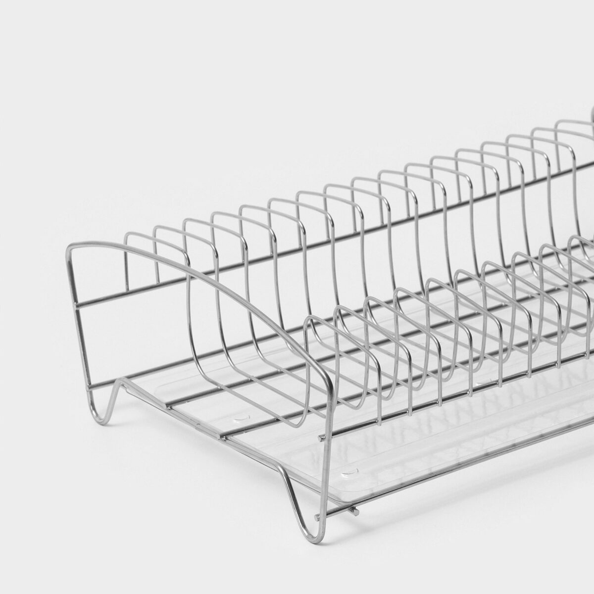 Настольная металлическая сушилка для посуды с прозрачным пластиковым поддоном для сбора воды Настольная металлическая сушилка для посуды с поддоном из прозрачного пластика с отдельными ячейками для тарелок