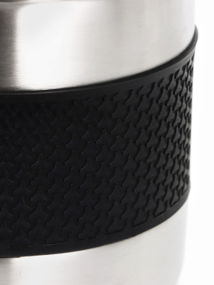 Термос для еды из нержавеющей стали с текстурированной накладкой Крупный план термоса для еды с матовым корпусом из нержавеющей стали и черной текстурированной накладкой для удобного использования