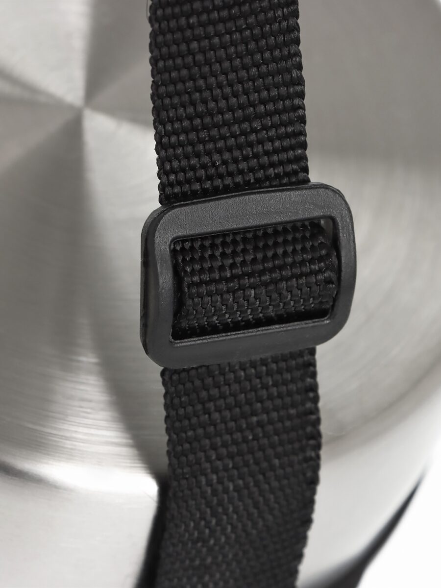 Термос для еды с широким горлом 1 л с ремешком и матовым металлическим корпусом Матовый металлический термос для еды объемом 1 л с регулируемым текстильным ремешком и пластиковыми застежками