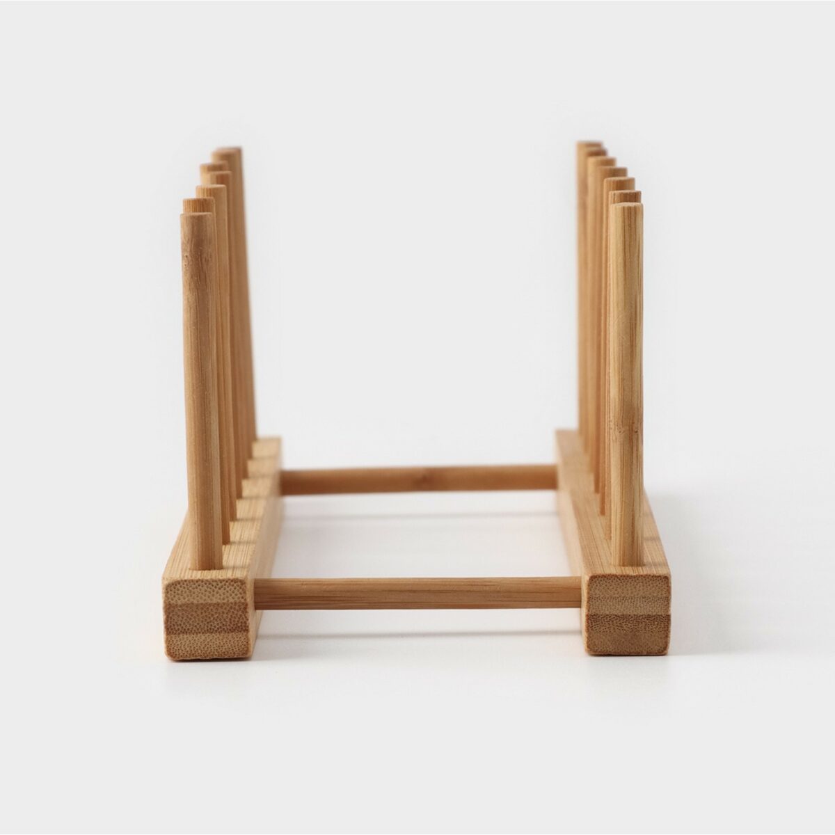 Деревянная подставка для крышек и разделочных досок — органайзер для кухни Фото деревянной подставки для крышек и разделочных досок на 6 секций, идеально подходит для хранения кухонных принадлежностей