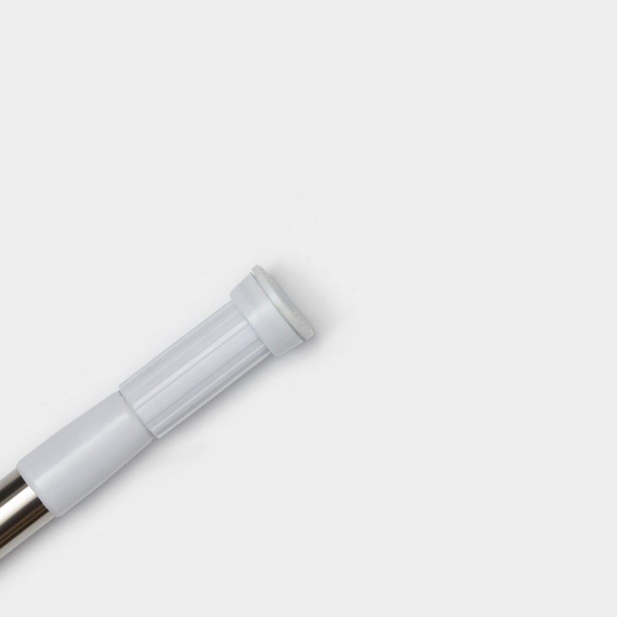 Телескопический карниз для ванной 90-160 см с хромированным покрытием и белыми наконечниками Телескопический металлический карниз для ванной с хромированным покрытием, белым наконечником и регулировкой длины 90-160 см