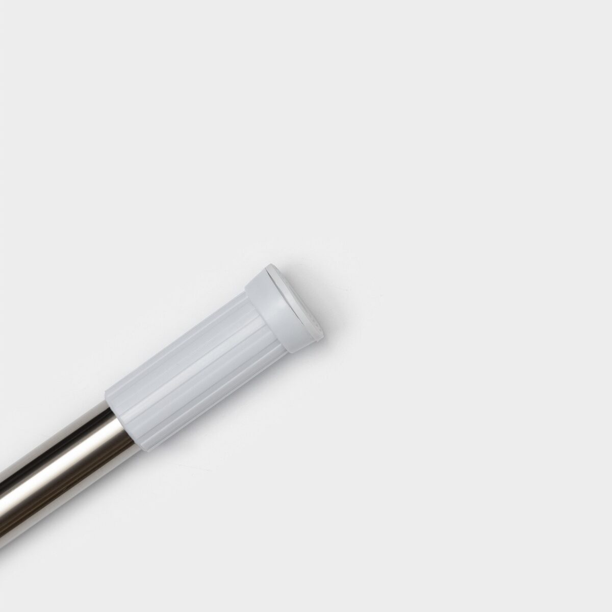 Телескопический карниз для ванной из хромированной стали 90-160 см Телескопический карниз для ванной из хромированной стали с белым пластиковым наконечником 90-160 см