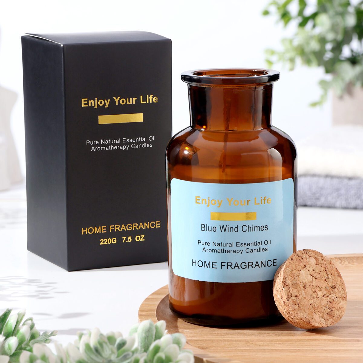 Ароматическая свеча в янтарной стеклянной банке с пробковой крышкой и упаковкой на фоне деревянной подставки и зелени