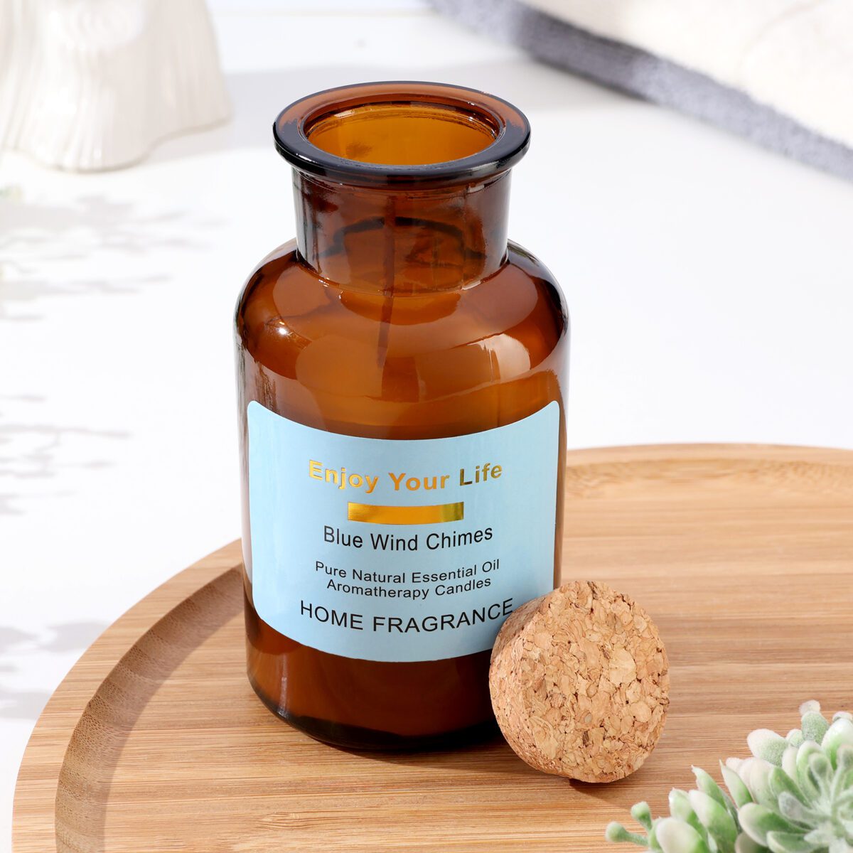 Ароматическая свеча в стеклянной банке с пробковой крышкой – уютный декор для дома Ароматическая свеча с эфирными маслами в коричневой стеклянной банке на деревянной подставке