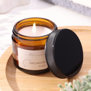 Ароматическая натуральная свеча из соевого воска с ароматами юзу и макаруна в коричневой стеклянной банке на деревянной подставке