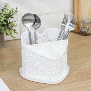 Белая пластиковая настольная подставка для столовых приборов с четырьмя разделителями и перфорацией в форме сердца на кухонной поверхности