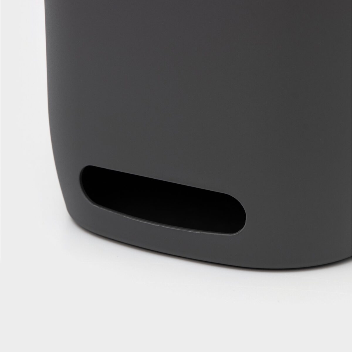 Черная металлическая подвесная подставка-сушилка для столовых приборов с современной вентиляционной конструкцией Металлическая черная подвесная подставка для столовых приборов с овальными вентиляционными отверстиями для кухни