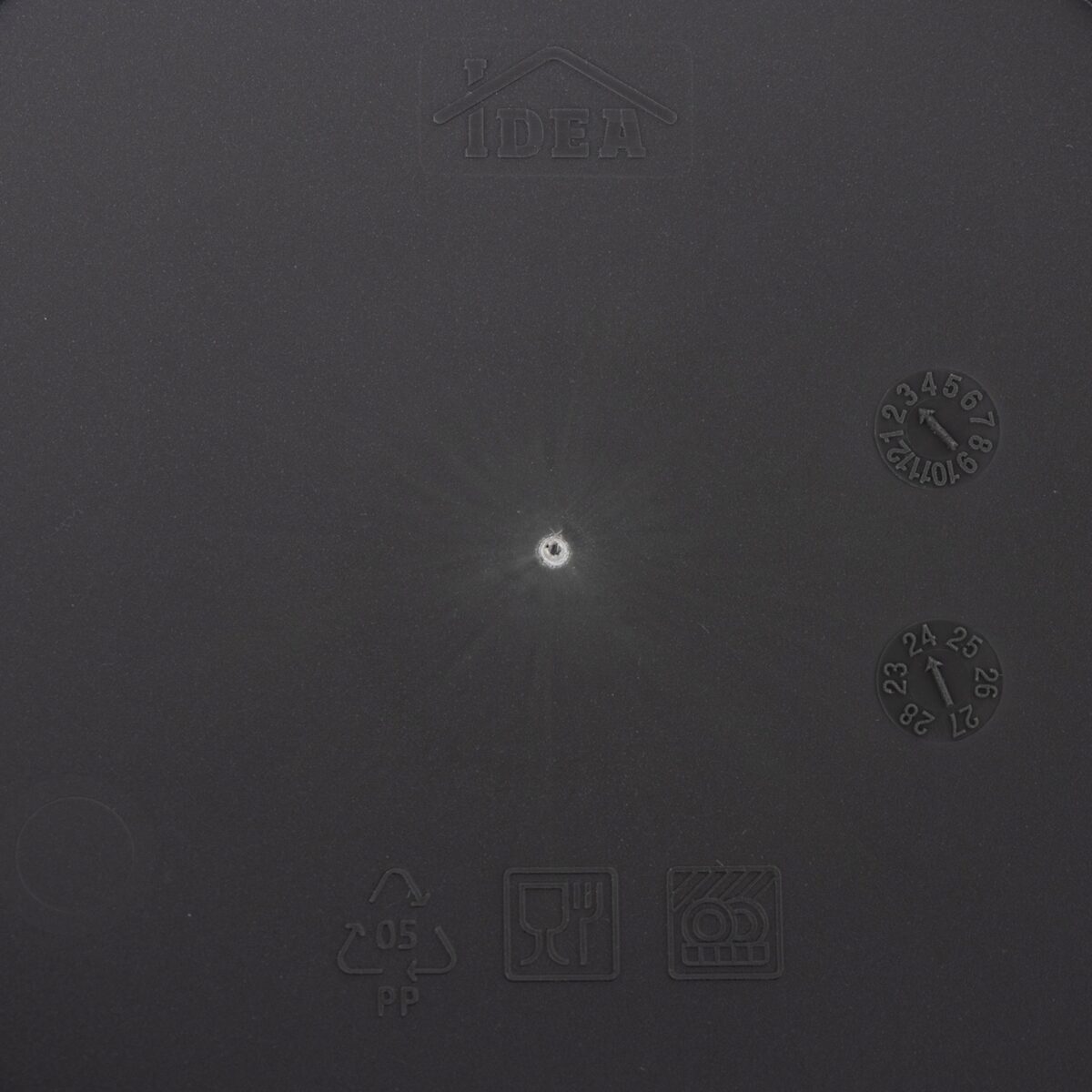 Универсальная подвесная металлическая подставка для столовых приборов — стильный аксессуар для кухни Черная подвесная металлическая подставка для столовых приборов с прочным дном из экологичного пластика, удобная для организации кухонного пространства