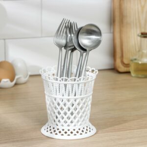 Белая пластиковая подставка для столовых приборов с ажурным плетёным узором и вентиляционной конструкцией для кухни
