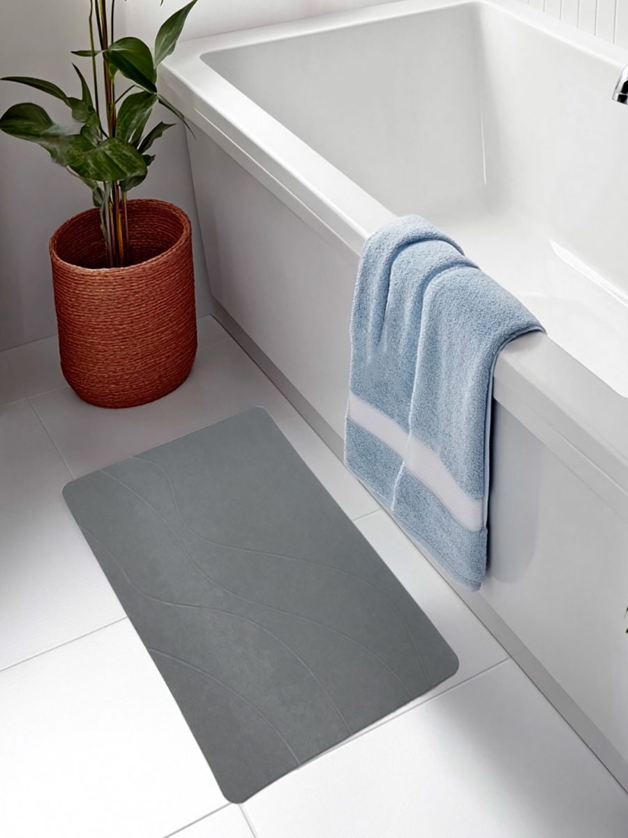 Диатомитовый коврик для ванной серый 39×60 см с минималистичным волнистым узором Серый диатомитовый коврик для ванной комнаты размером 39x60 см с элегантным узором на белой плитке