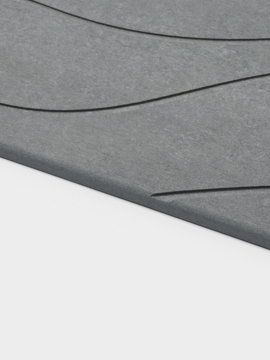 Серый диатомитовый коврик для ванной с волнообразным узором 39×60 см Прямоугольный серый диатомитовый коврик для ванной с матовой текстурой и плавными волнообразными линиями, размеры 39×60 см