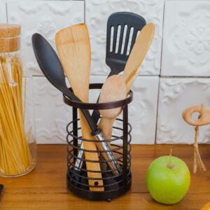 Настольная сушилка для столовых приборов коричневого цвета, выполненная из металла в стиле лофт, с кухонными принадлежностями внутри