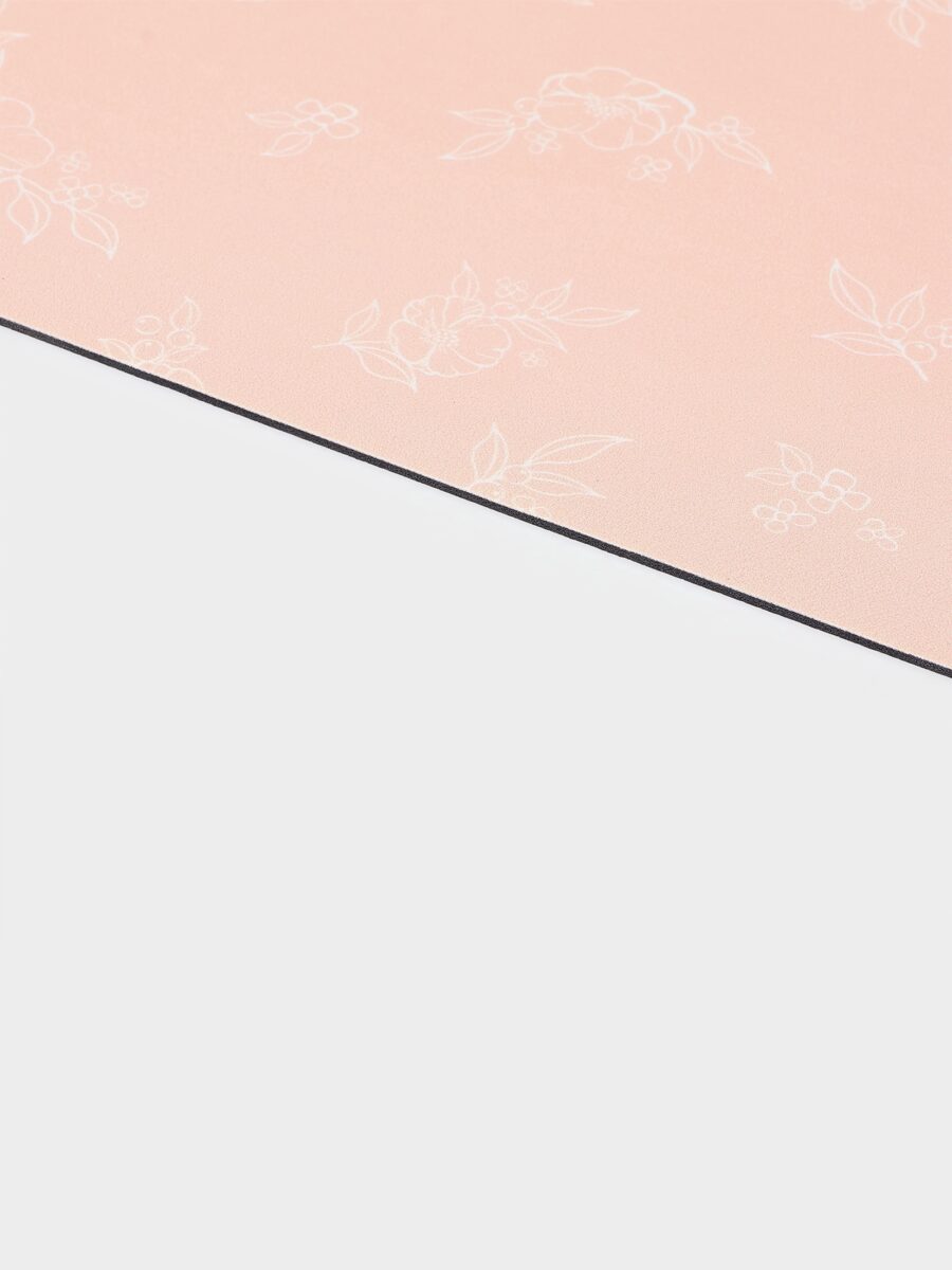 Розовый влаговпитывающий коврик для сушки посуды 46×30 см с цветочным узором Розовый коврик для сушки посуды из микрофибры 46×30 см с белым цветочным рисунком, подходящий для кухни