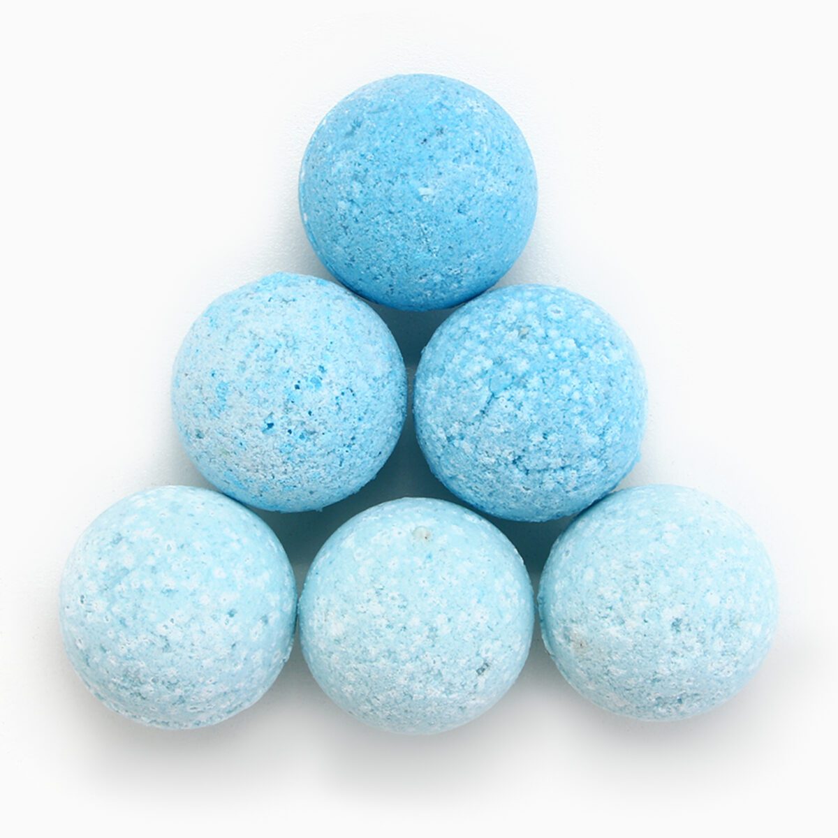 Набор мини-бомбочек для ванны с натуральным составом – расслабление и свежесть Шесть голубых мини-бомбочек для ванны в форме треугольника, идеальное ароматическое средство для расслабления