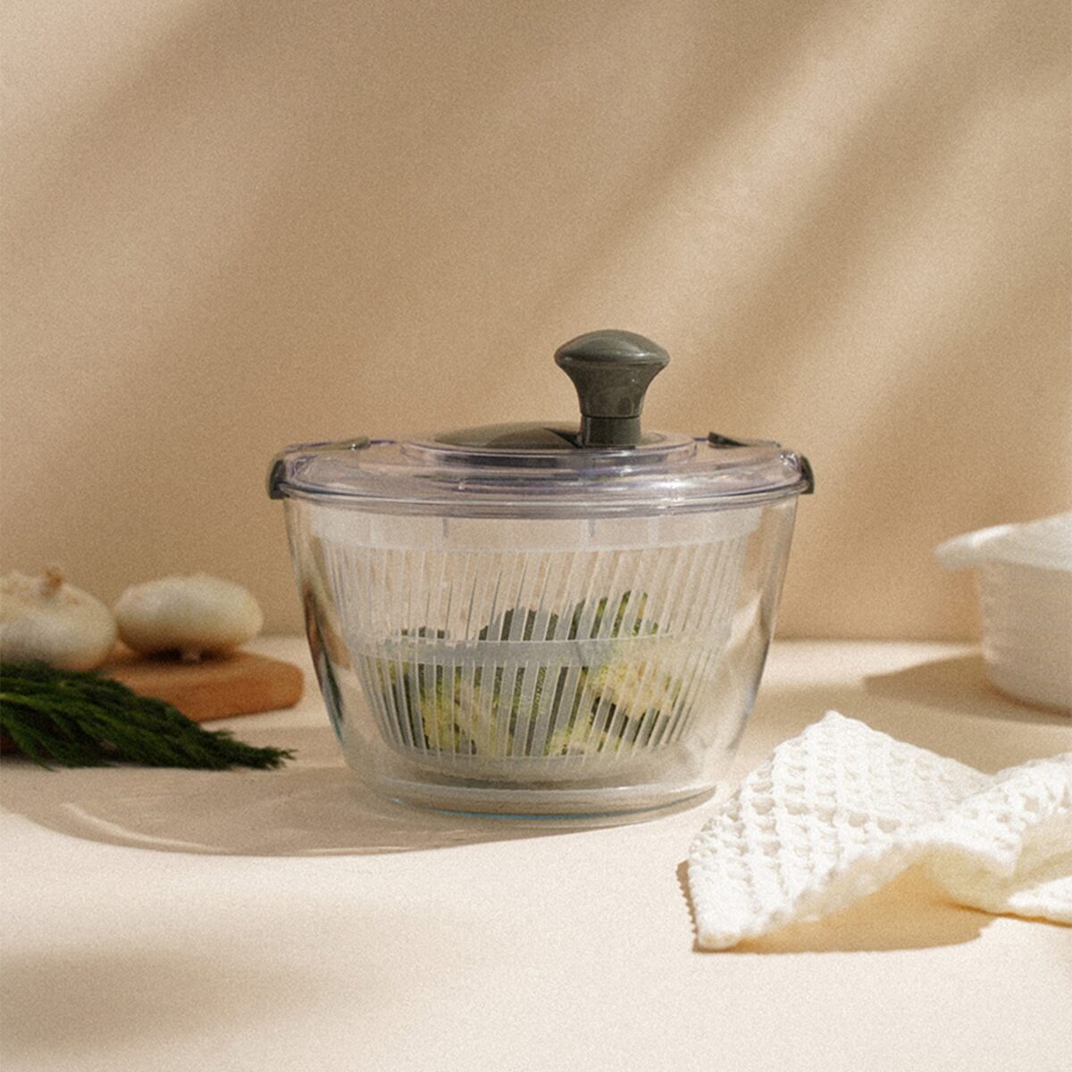 Центрифуга для сушки зелени объем 5 литров с оливковыми акцентами для более привлекательной подачи блюд Центрифуга для сушки зелени объемом 5 литров в оливковом стиле с прозрачной стеклянной чашей и ручным механизмом