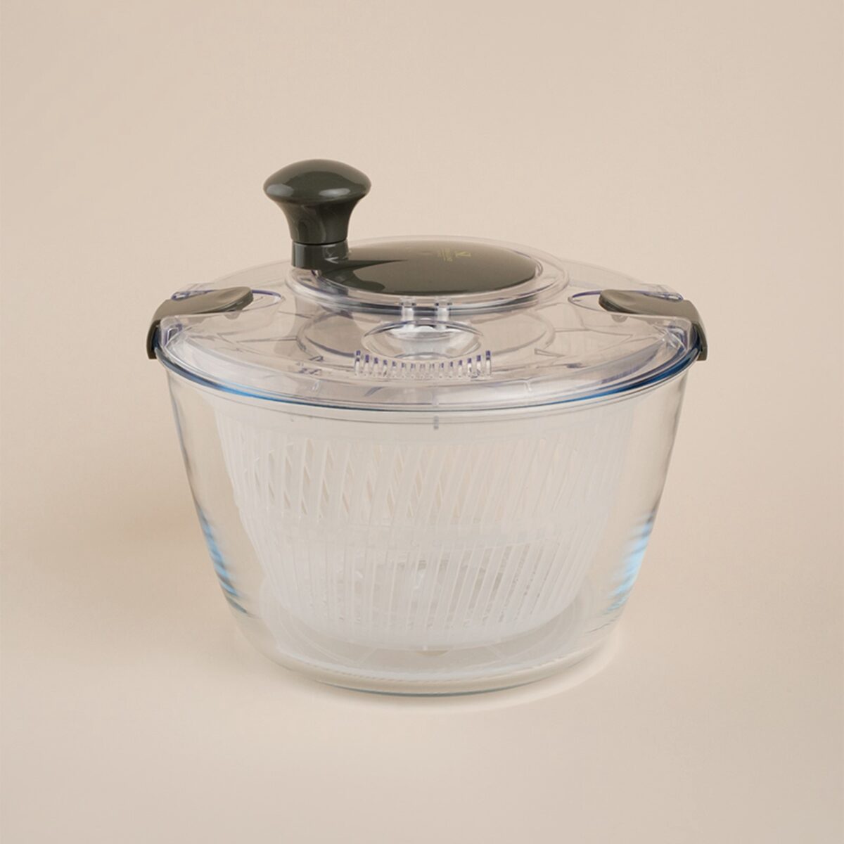 Центрифуга для сушки зелени объемом 5 литров для более привлекательной подачи блюд Центрифуга для сушки зелени с объемом 5 литров, выполненная из стекла с оливковым оттенком пластиковых деталей для эффективного удаления влаги