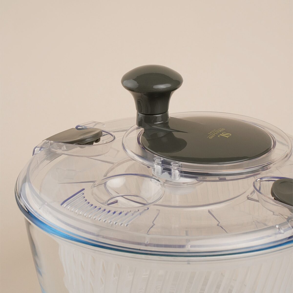 Центрифуга для сушки зелени объем 5 литров с прозрачным корпусом и оливковым дизайном Центрифуга для сушки зелени объемом 5 литров с прозрачной конструкцией, оливковым рычагом и встроенным сливом воды