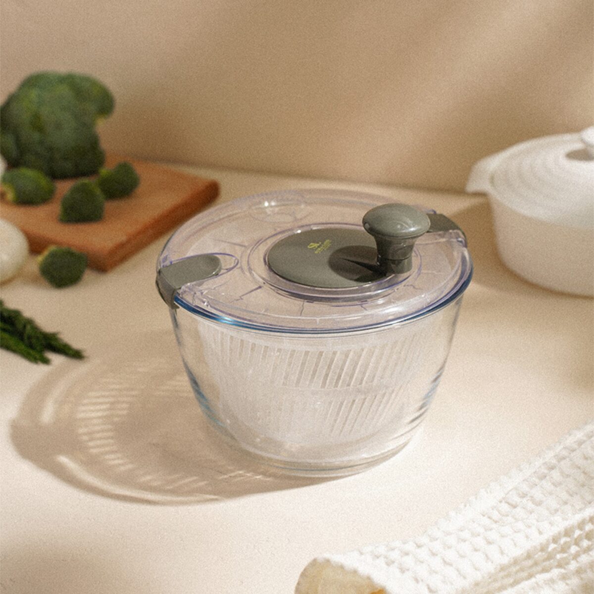 Центрифуга для сушки зелени объемом 5 литров с прозрачной чашей и эргономичной ручкой Центрифуга для сушки зелени объемом 5 литров из прозрачного стекла с оливковыми элементами