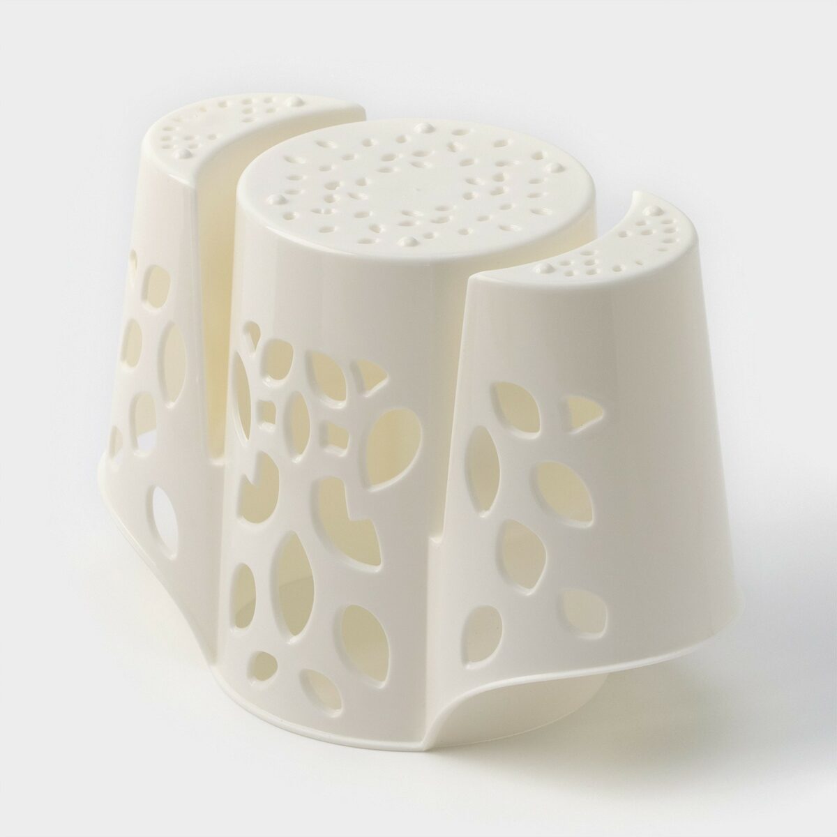 Стильная трехсекционная подставка для хранения столовых приборов с вентиляцией Белая трехсекционная подставка из пластика для столовых приборов с вентиляционными отверстиями