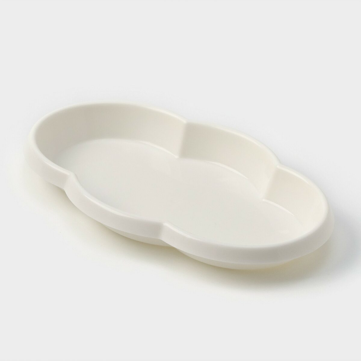 Компактный белый органайзер с секциями для кухни и дома Белый органайзер из пластика с глянцевой текстурой и тремя секциями на светлом фоне