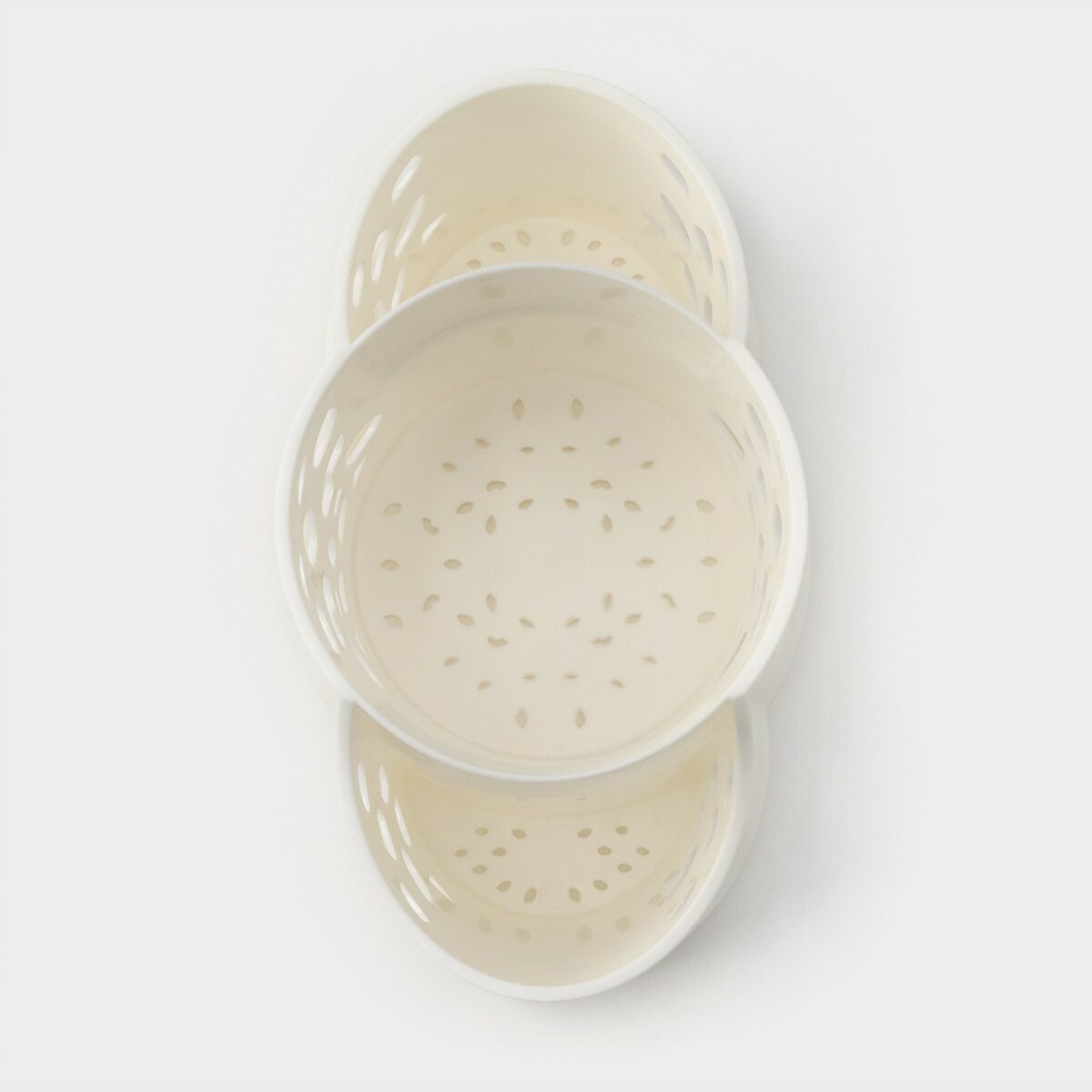 Трехсекционная пластиковая подставка для столовых приборов с перфорацией Кремовая трехсекционная подставка для столовых приборов с фигурной перфорацией и сливом воды