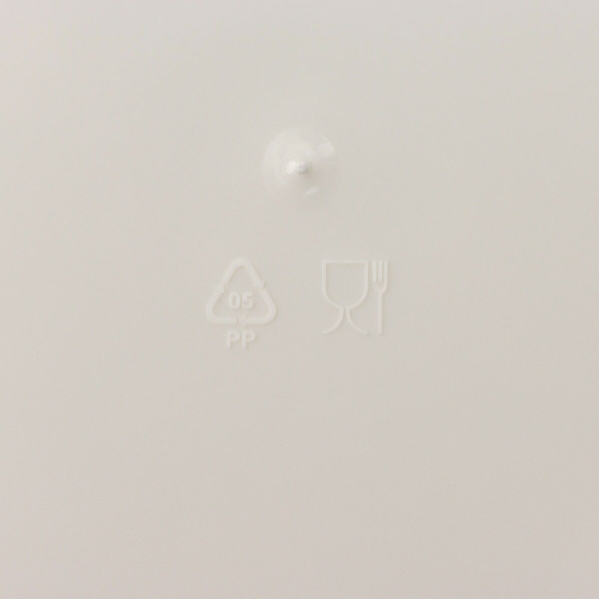 Пищевой контейнер из полипропилена с маркировкой для кухни Белый пластиковый материал с маркировкой '05 PP' и знаком пищевой безопасности